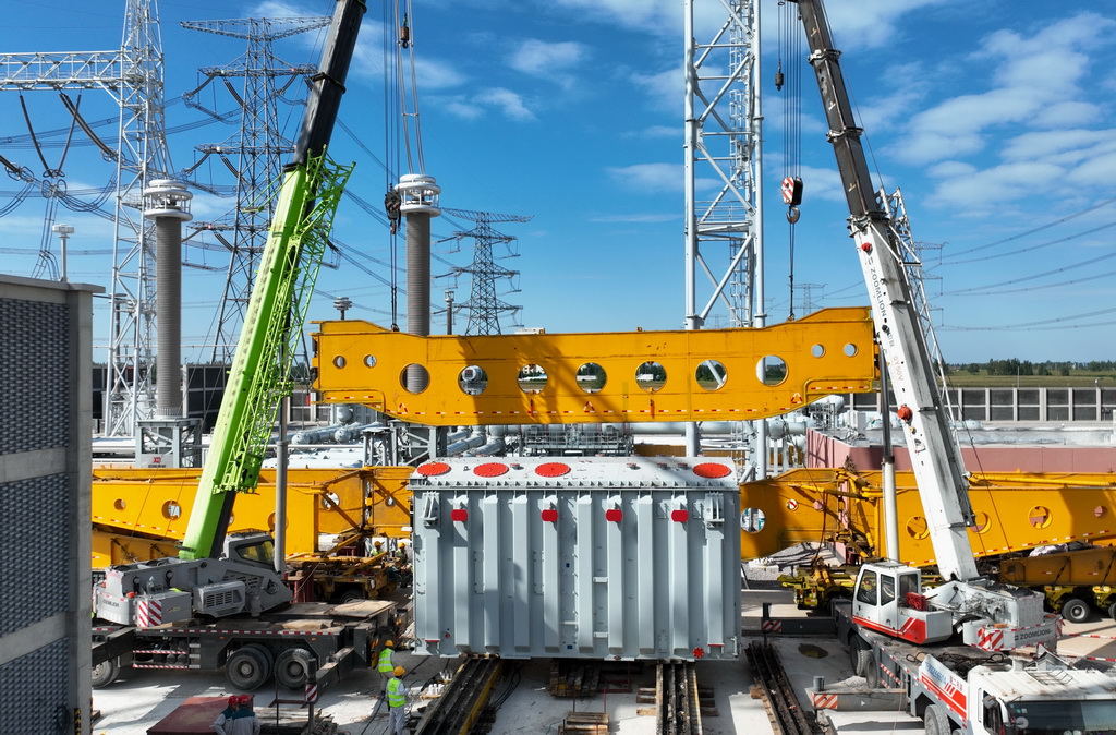 9月12日，工人在邢臺1000千伏特高壓變電站擴容工程建設工地施工（無人機照片）。
