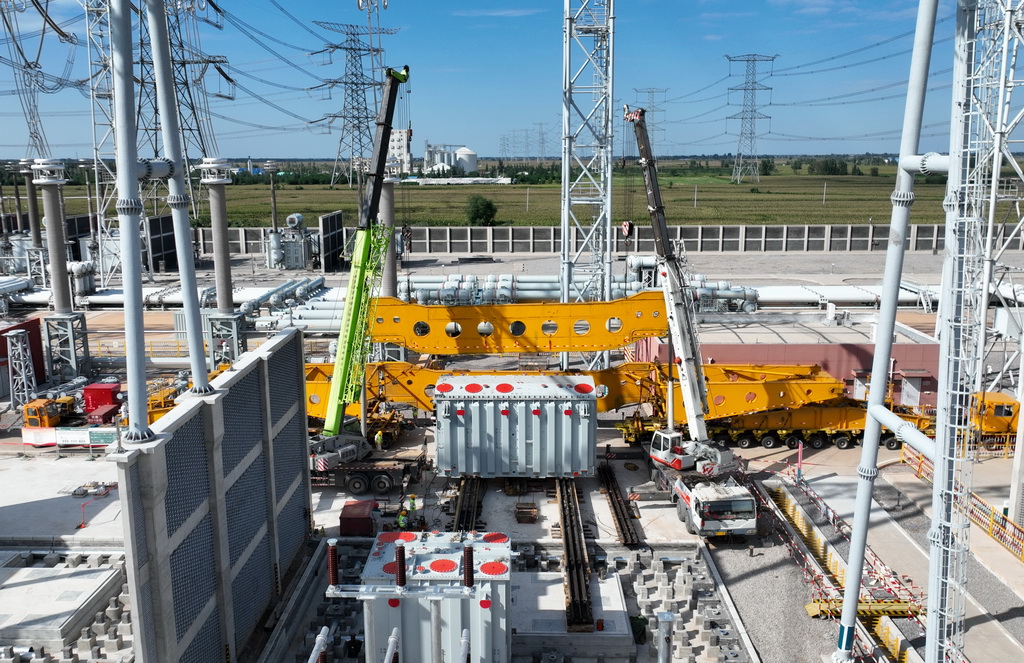 9月12日，工人在邢臺1000千伏特高壓變電站擴容工程建設工地施工（無人機照片）。