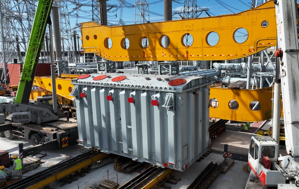 9月12日，工人在邢臺1000千伏特高壓變電站擴容工程建設工地施工。
