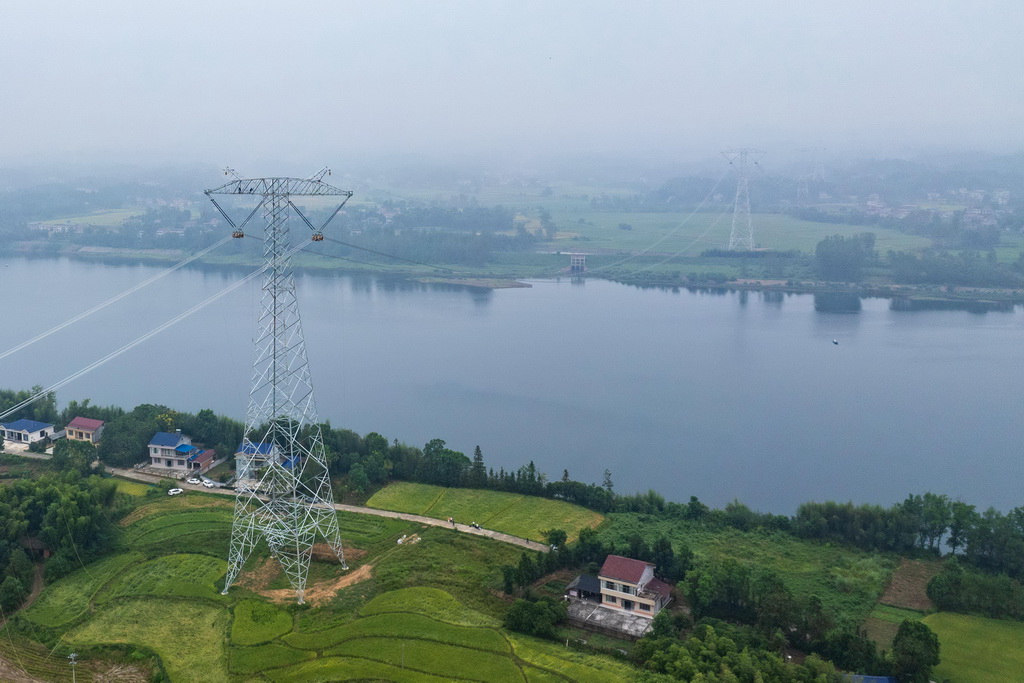 這是9月16日在常德市桃源縣拍攝的“寧電入湘”工程沅江跨越施工現場（無人機照片）。