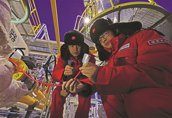 儀電工程師楊峰（右）和巡檢工人仔細檢查電伴熱。