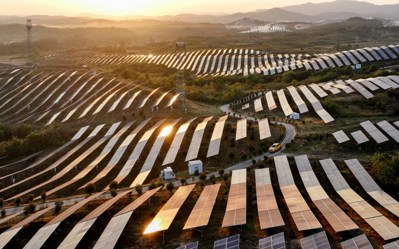 國網湖北電力員工巡檢黃岡市紅安縣信義110千伏光伏發電項目上網輸電線路。豐俊攝