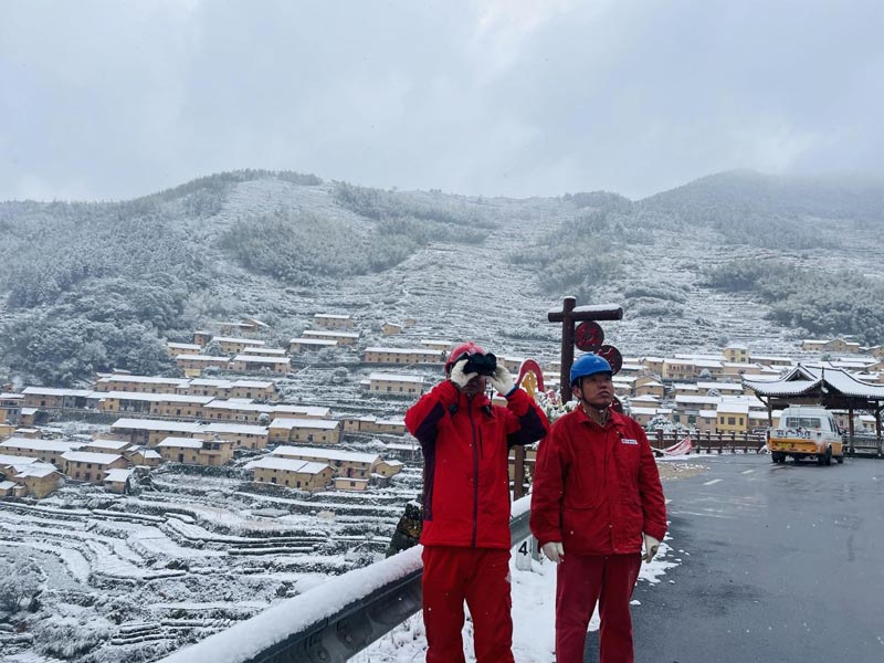 國(guó)網(wǎng)遂昌縣供電公司員工對(duì)高海拔山區(qū)線路利用無(wú)人機(jī)、紅外測(cè)溫對(duì)易覆冰線路、設(shè)備進(jìn)行全方位監(jiān)測(cè)巡視，保障高山群眾溫暖過(guò)冬。祝靈瀟攝