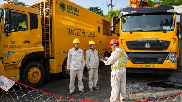 國網重慶潼南供電公司小渡供電所配合10千伏不停電作業，開展10千伏發電機接入準備工作。屈思芬攝