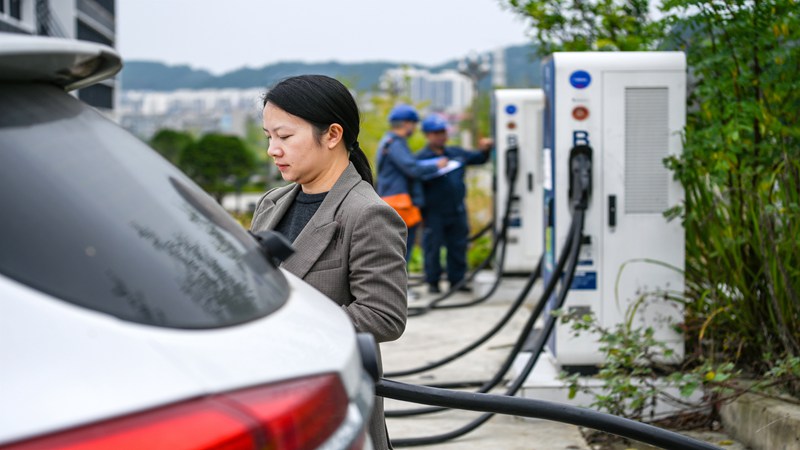 在黔東南州岑鞏縣溫泉社區電動汽車充電站，貴州電網公司凱里供電局工作人員對場內的充電樁進行巡視檢查。楊啟志 攝