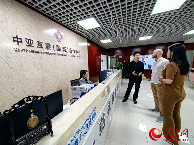 烏魯木齊斯拉夫食品銷售有限責任公司負責人克拉西克·保羅在烏魯木齊經濟技術開發區(頭屯河區)外資企業服務中心咨詢業務政策。人民網記者 韓婷攝