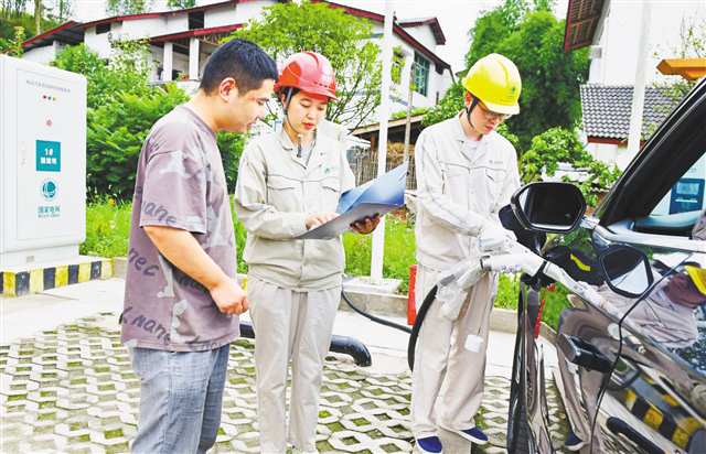 近日，國網重慶合川供電公司員工在銅溪鎮彎橋村超級充電站服務車主充電。通訊員 秦曉東 攝\視覺重慶