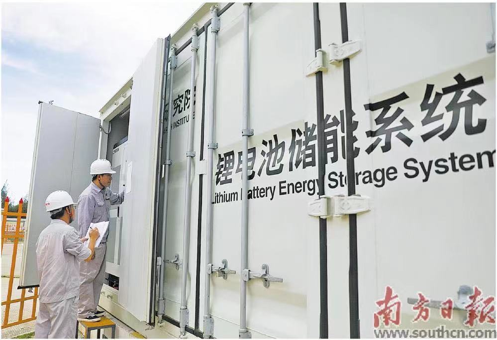 在揭陽市惠來縣東南海邊，海灣石風(fēng)電場(chǎng)配備的儲(chǔ)能示范項(xiàng)目處于平穩(wěn)運(yùn)行當(dāng)中，工作人員正在對(duì)鋰電池儲(chǔ)能艙進(jìn)行巡檢。南方日?qǐng)?bào)記者 張令 攝