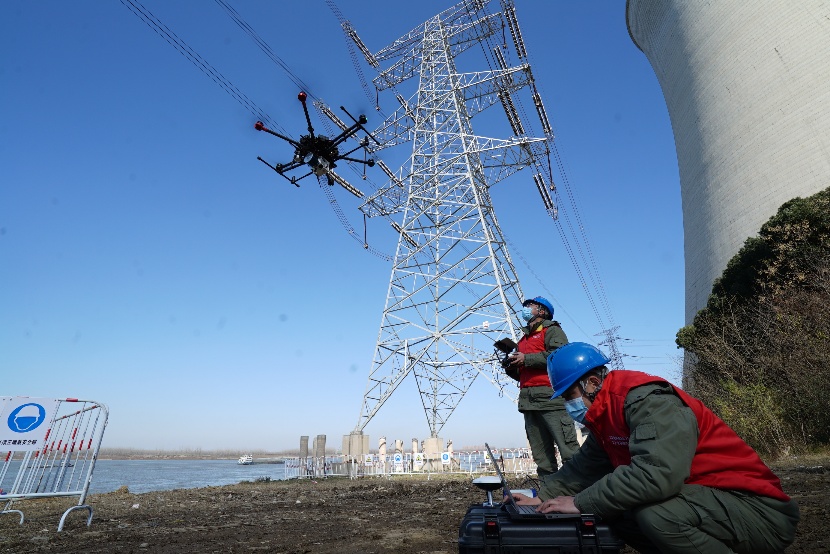 國網湖北電力員工操作無人機對輸電線路通道進行運維。于江攝