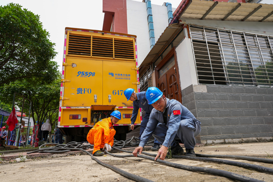 6月22日，南方電網公司工作人在桂林市第十七中學開展搶修復電工作。岳浩攝