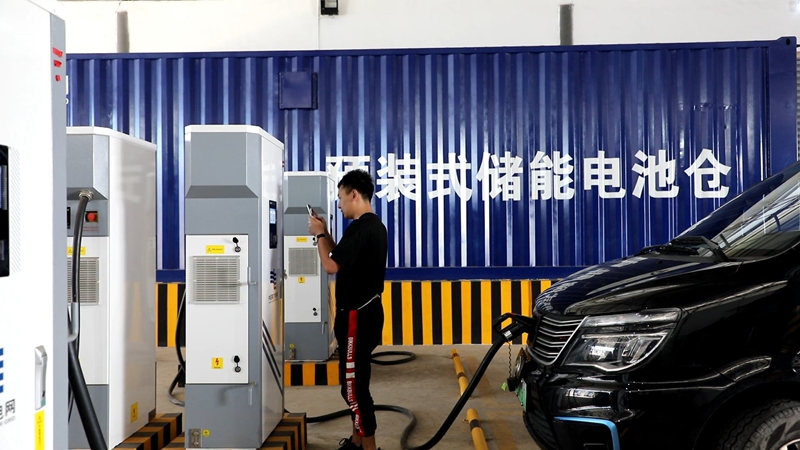 海口新能源車主在通過一張網平臺掃碼充電。  郭衛華攝