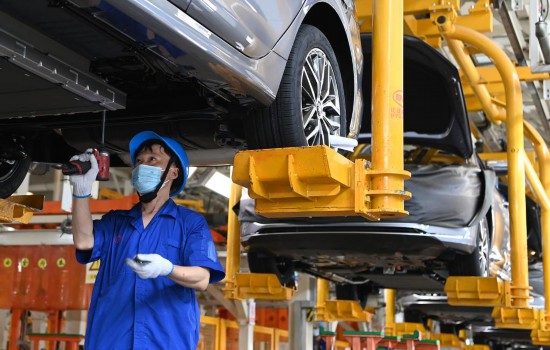 2022年4月20日，工作人員在陜西西安比亞迪草堂工業園汽車總裝廠進行新能源汽車裝配。新華社記者劉瀟攝