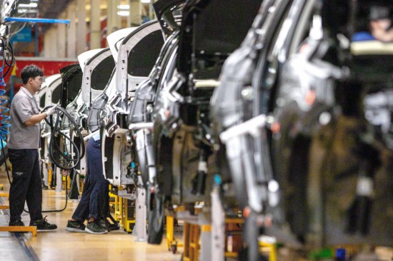 2023年9月7日，在位于泰國春武里府的上汽正大公司汽車工廠，工人在生產車間內工作。新華社記者王騰攝