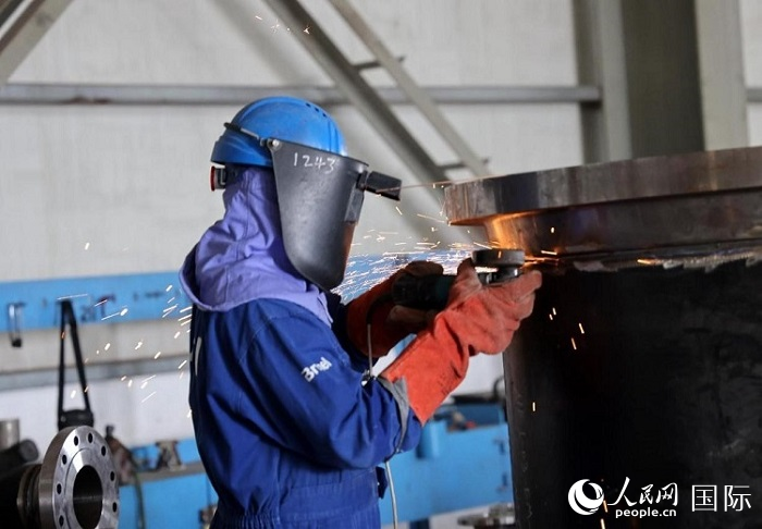CPECC第一建設公司阿聯酋項目的培訓制造中心車間內，工人正在進行焊接作業。人民網記者 管克江攝