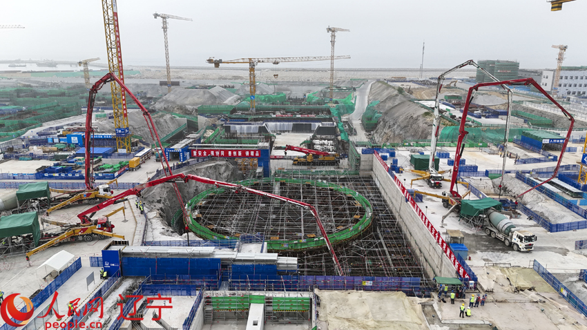7月17日，徐大堡核電站2號機組澆灌核島反應堆第一罐混凝土，這標志著2號機組主體工程開工。人民網 湯龍攝