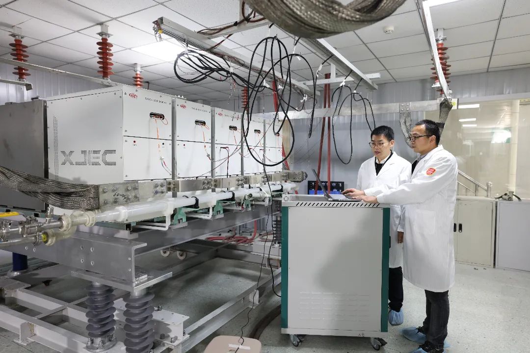 6.5kV 3kA IGBT功率模塊過壓短路擊穿試驗后就地測試。 李品 攝.JPG