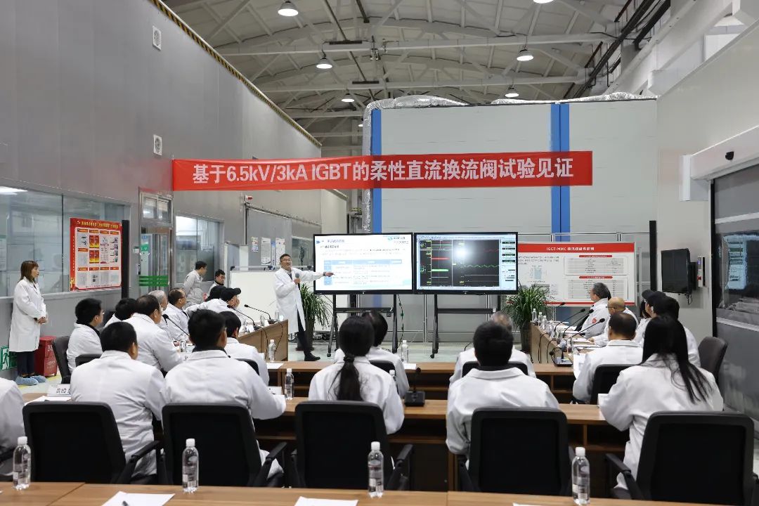 全球首款6.5kV 3kA IGBT的柔性直流換流閥試驗現場 李品 攝.JPG