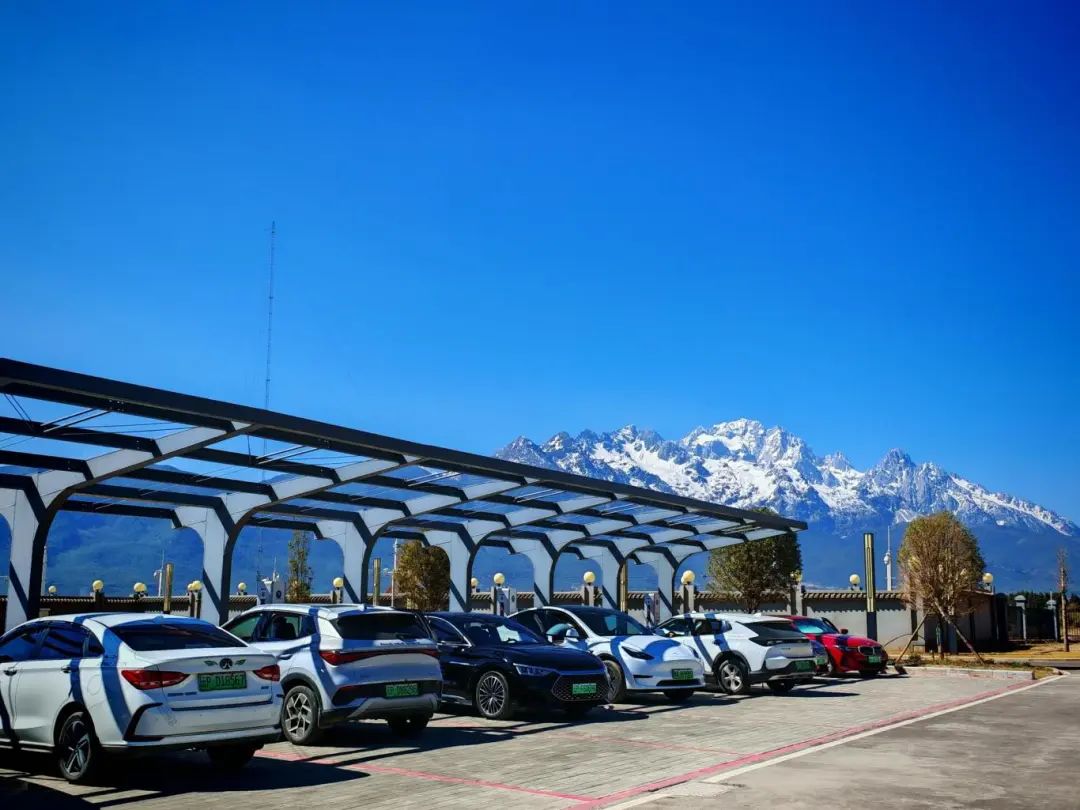 【云南】在玉龍雪山腳下，正在充電的新能源汽車。（田學(xué) 攝）.jpg