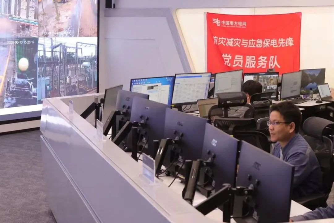 南方電網生產指揮中心值班人員開展24小時臺風監控。（許建軍 攝）.jpg