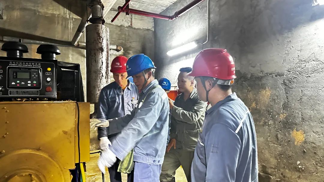 受臺風“蝴蝶”影響，海南白沙黎族自治縣所轄四季春天小區配電房進水、小區樓棟斷電。海南電網白沙供電局邦溪供電服務中心組織工作人員對小區配電房開展抽水、發電、配電線路檢查等工作。（李沖冠）.jpg