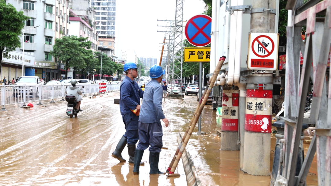 水退人進，6月18日，南方電網廣東肇慶懷集供電局搶修人員有序恢復配網線路設備。 （高方華 攝）.png