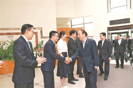 戴厚良慰問駐俄企業一線員工。吳淼 攝
