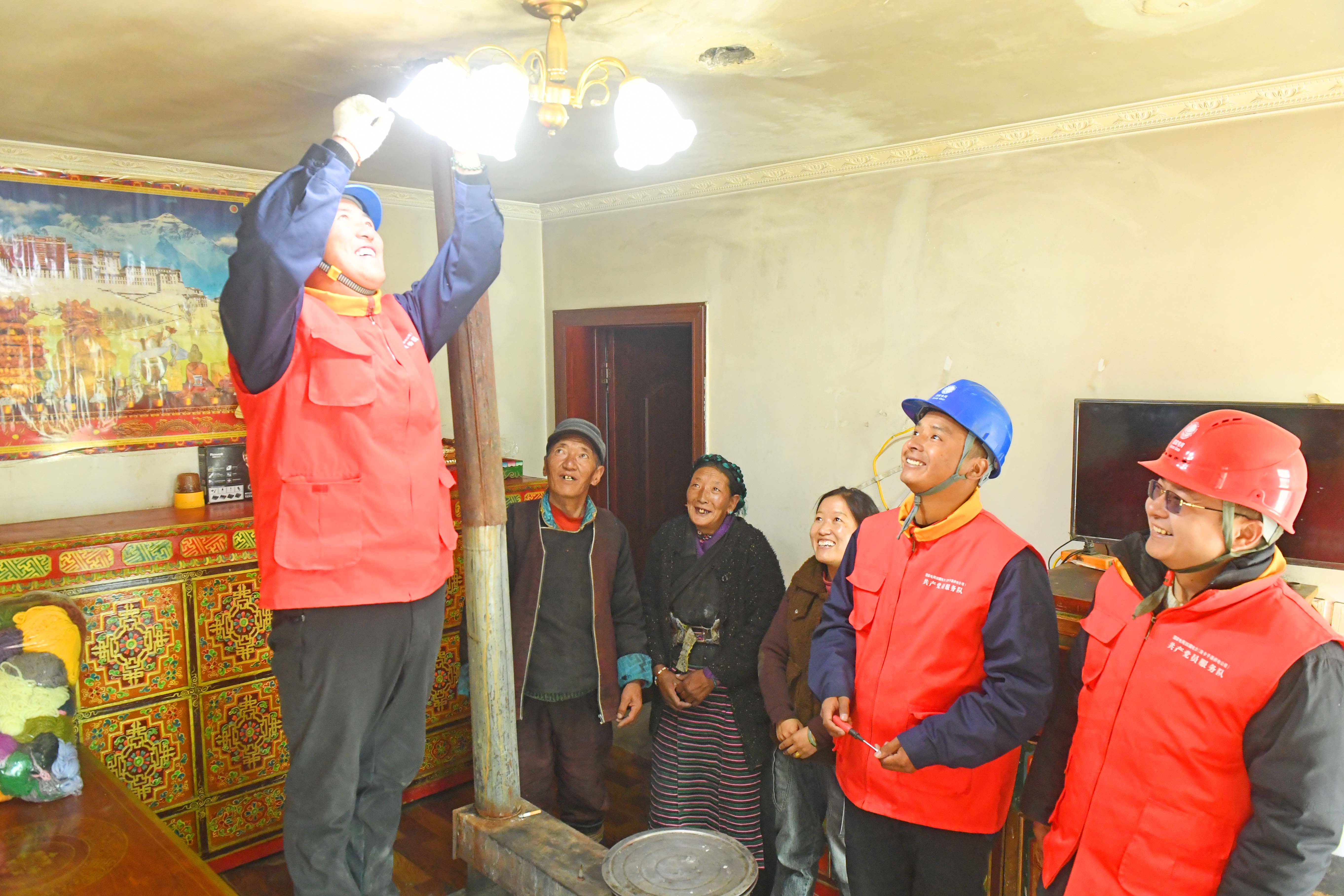 國(guó)網(wǎng)西藏山南供電公司員工和援藏幫扶人員在浪卡子縣為農(nóng)牧民檢查用電線路。.jpg