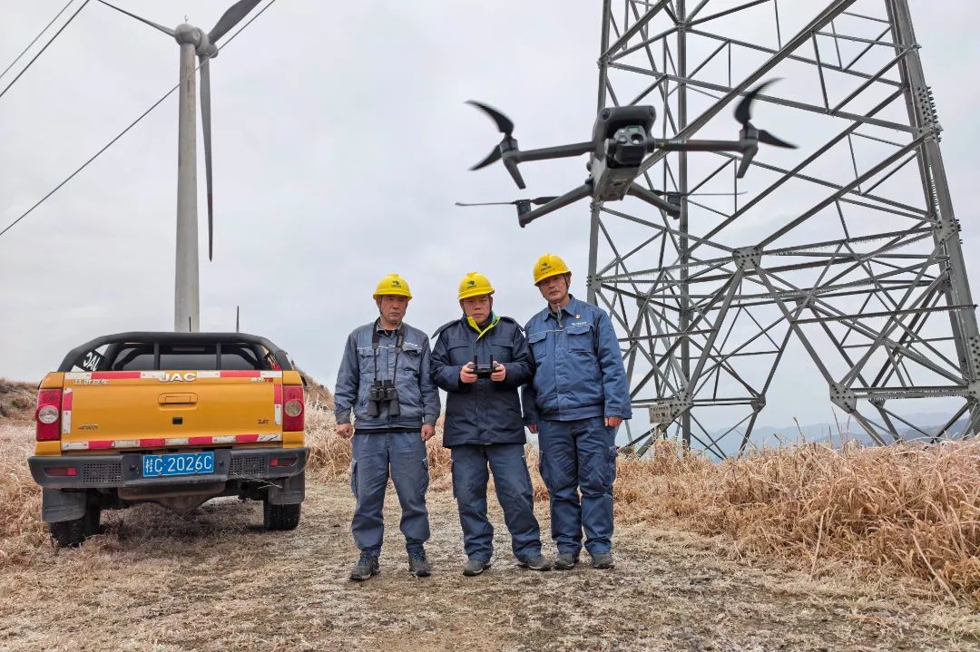 2月7日，南方電網廣西桂林供電局輸電管理所到110千伏金中旺線巡視覆冰段線路。（莫希濤 攝） (2).jpg