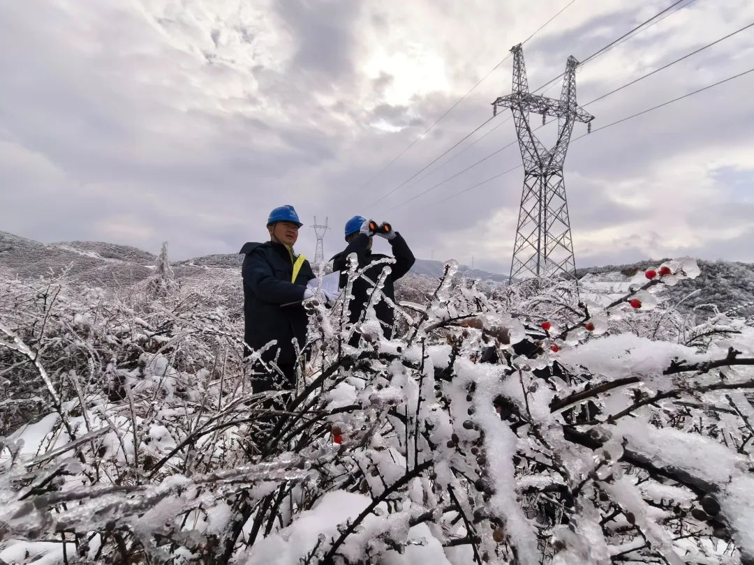 在貴州畢節，南方電網貴州電網公司使用首套全控型直流融冰裝置對畢節110千伏韭珠線開展融冰作業，圖為南方電網貴州畢節供電局輸電管理一所工作人員對該線路進行覆冰觀測。（羅凱 攝） (3).jpg