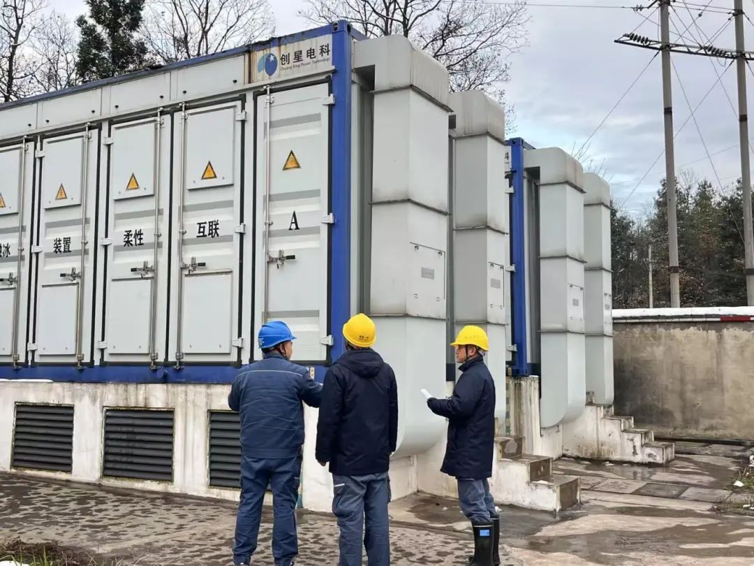 在貴州畢節，南方電網貴州電網公司使用首套全控型直流融冰裝置對畢節110千伏韭珠線開展融冰作業，圖為南方電網貴州畢節供電局變電管理一所工作人員對設備進行巡視。（劉凱 攝）.jpg