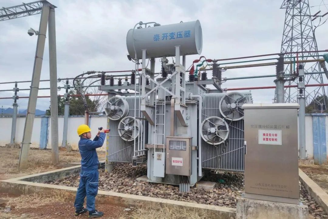 ▲2月7日，南方電網廣西桂林供電局變電管理二所工作人員在220千伏瑤鄉變電站內進行設備巡視。（康一芃 攝）.jpg