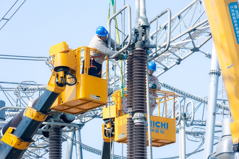 5.國網江蘇蘇州供電公司員工搭接刀閘與開關之間一次引線。.jpg