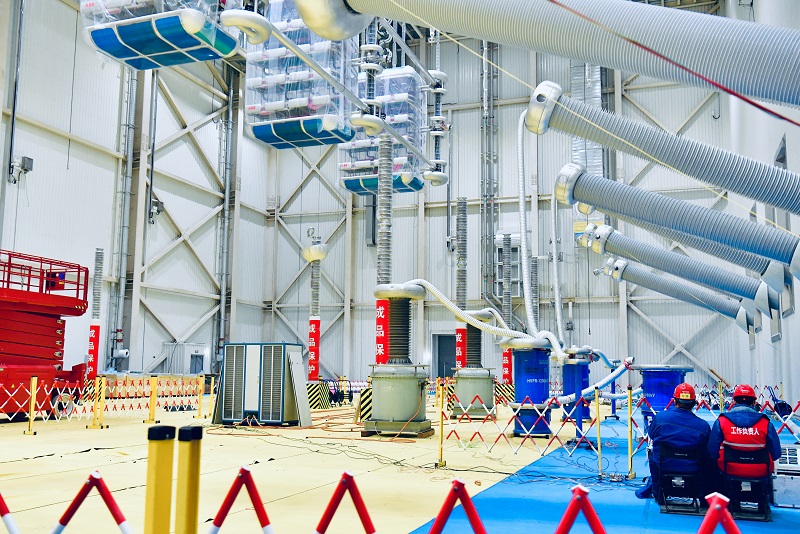 4.國網山東電力員工在±800千伏東平換流站開展換流變壓器試驗工作。.jpg