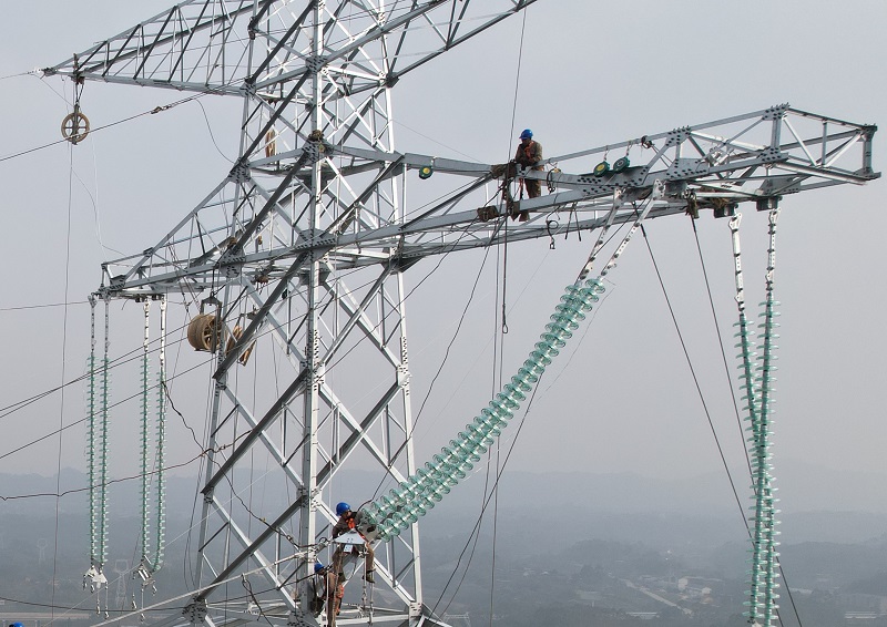 2.國網重慶電力作業人員在渝北換流站500千伏送出工程現場開展導線壓接作業。.jpg