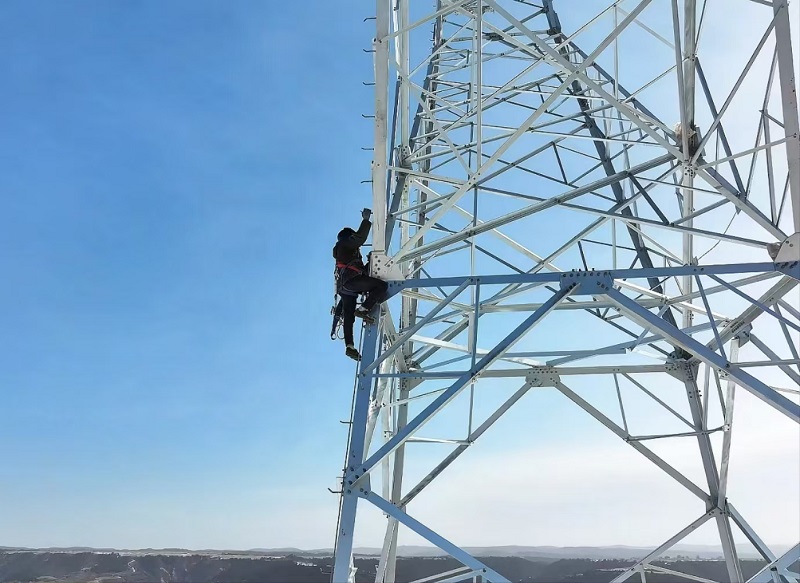 1.國網陜西電力員工在陜北至關中750千伏第三通道輸變電工程（洛川段）開展鐵塔施工作業。.jpg