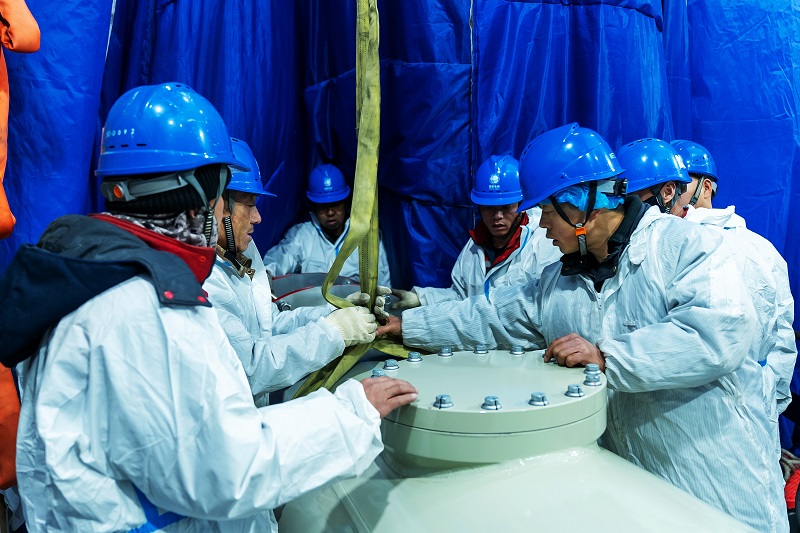3.國網新疆送變電公司員工在±800千伏巴里坤換流站對GIS設備進行復工檢查。.jpg