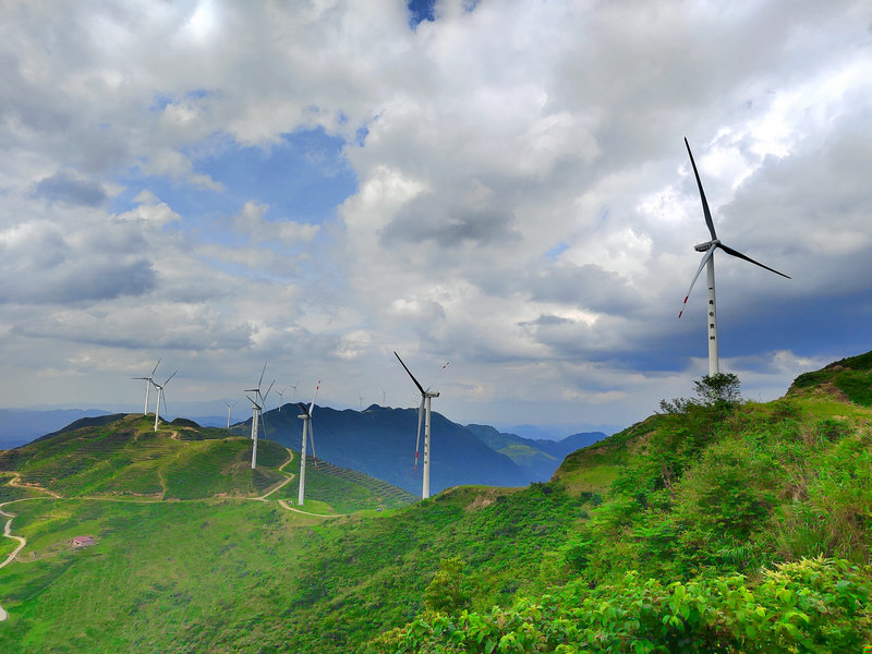 銅仁市石阡縣大頂山風電場，24臺挺拔的“大風車”迎風轉動，源源不斷輸送綠色能源。陳廈華攝