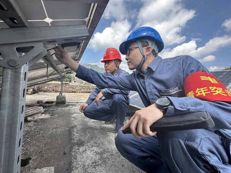 在六盤水盤州市納木村綜合能源示范項目現場，南方電網貴州六盤水盤州供電局黨員服務隊隊員開展安全用電檢查。劉菲菲攝
