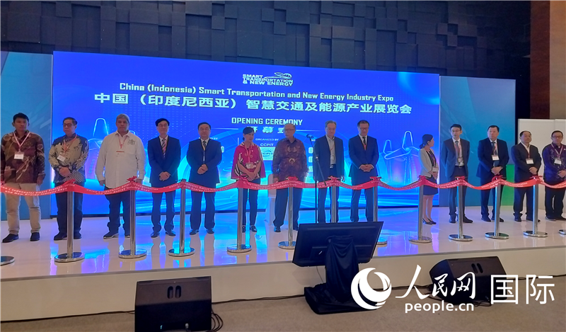 中印尼嘉賓為展會剪彩。人民網(wǎng)記者 李培松攝