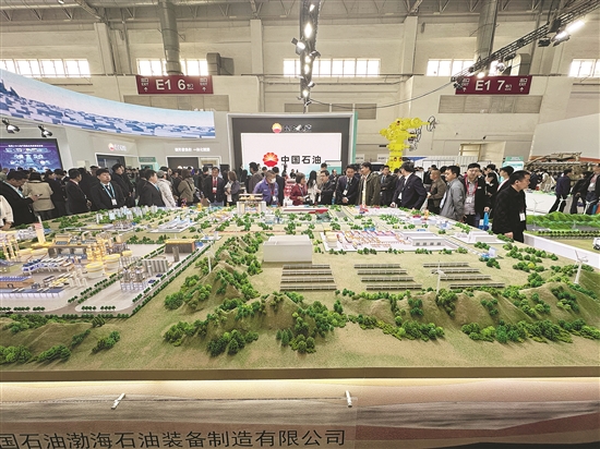 參展嘉賓參觀中國石油展臺。記者 張旭 攝