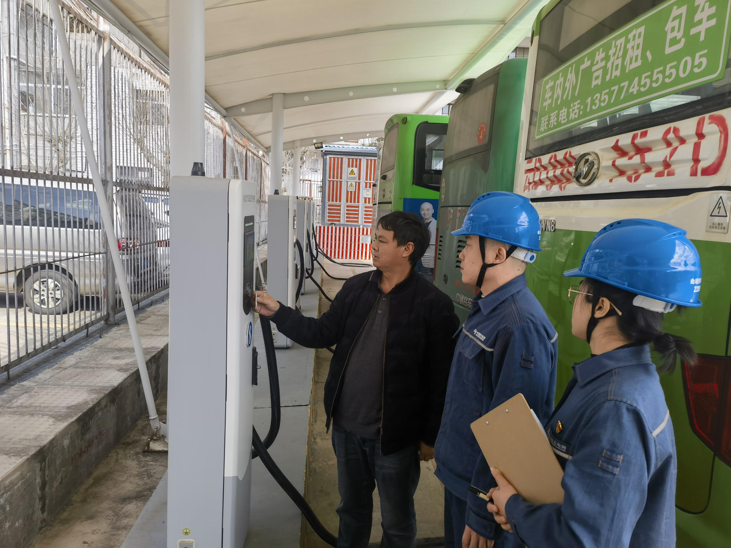 現場檢查新能源汽車充電情況 (1).jpg