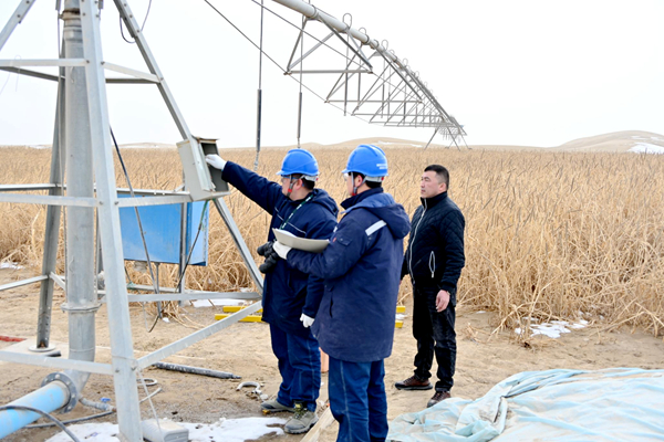 3月6日，供電員工檢查治沙站用電設備運行情況。（王騫 攝）_副本.jpg