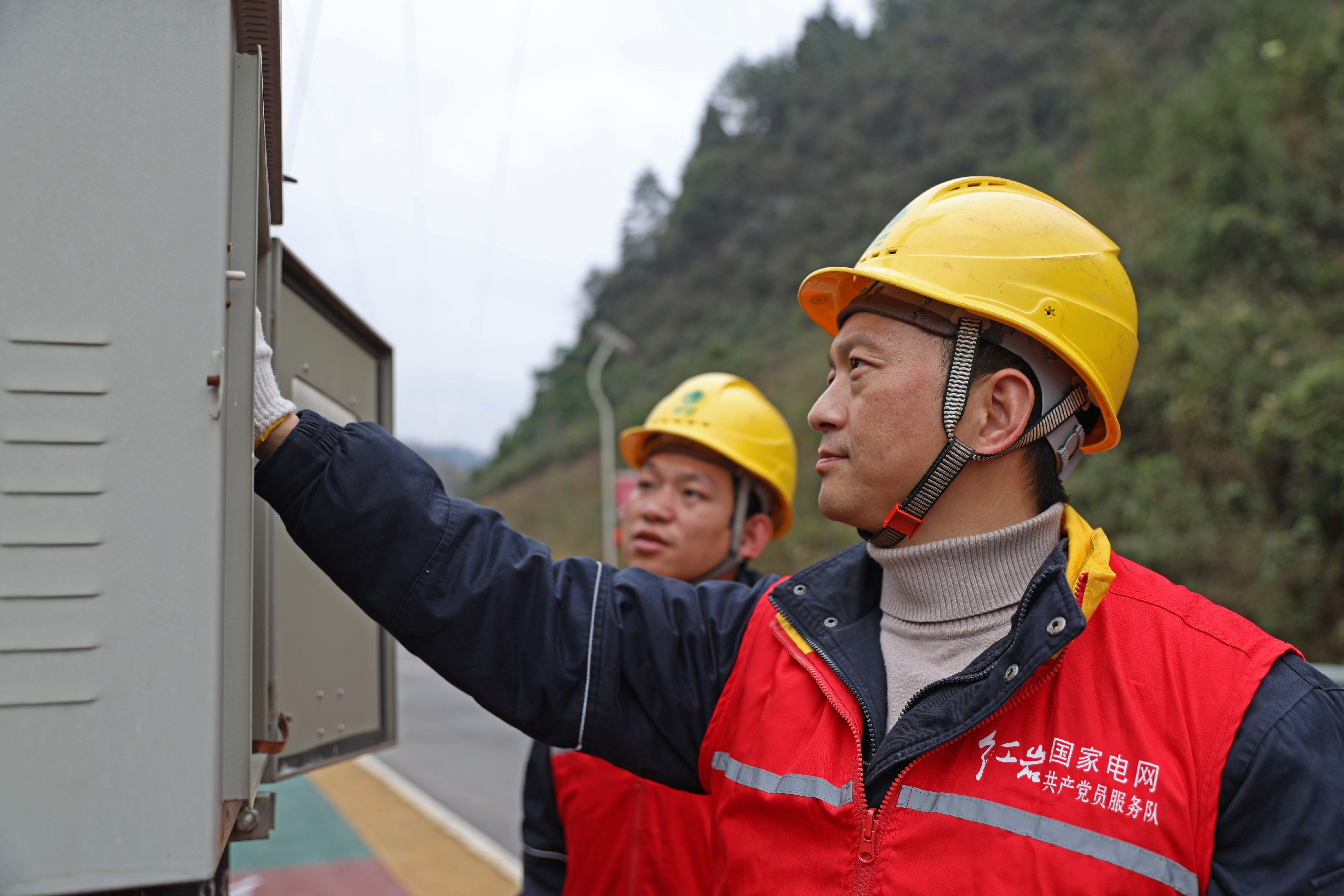 2024年3月13日，在重慶市彭水苗族土家族自治縣善感鄉桂花村黃精育苗基地，“電管家”們來到這里檢查育苗大棚的用電設施，確保育苗基地用上安全電、放心電。 (4)攝影：趙勇.jpg