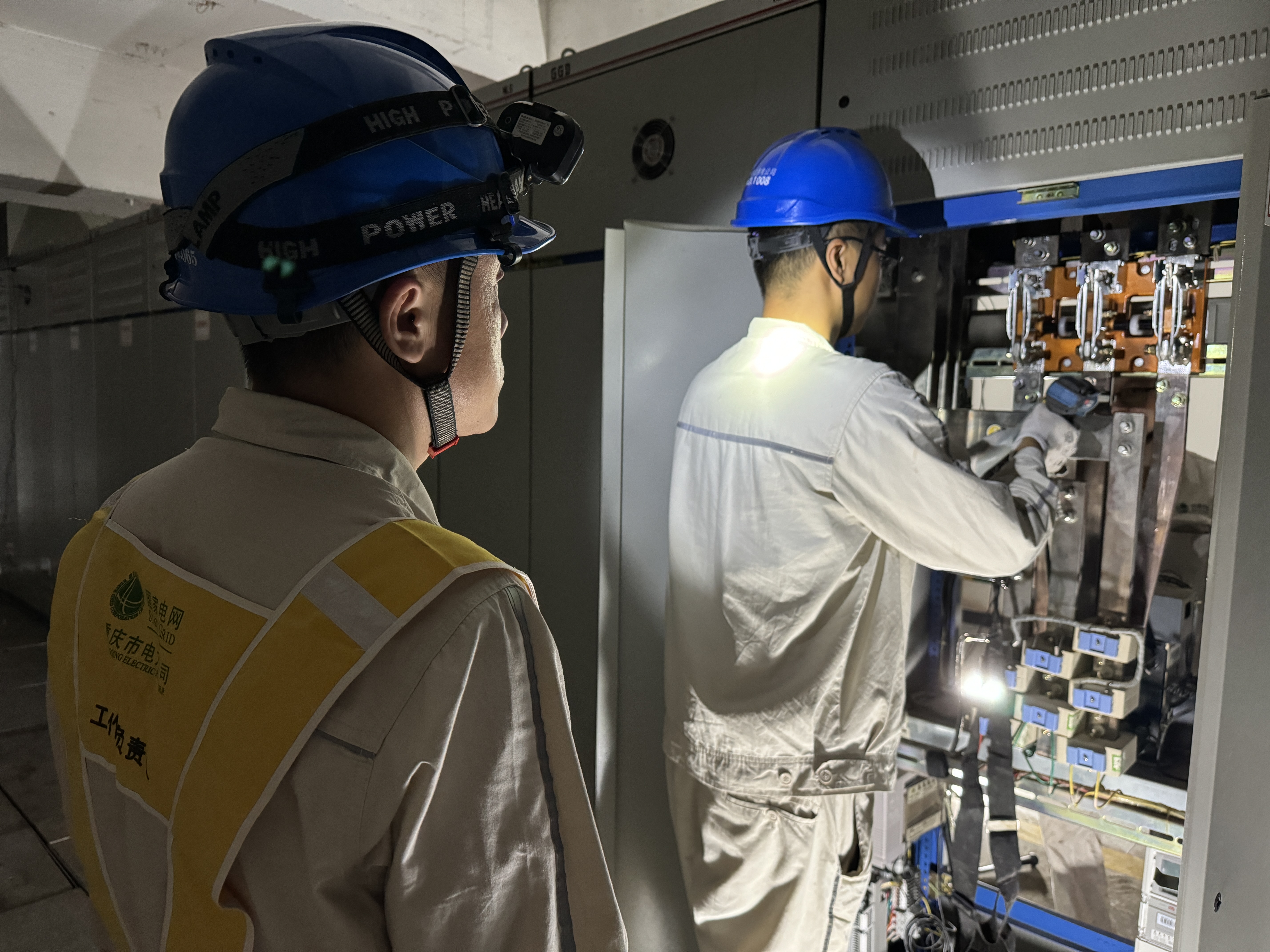 5月16日，國網重慶綦江供電公司工作人員開展重負荷配電房檢修工作。（林染 攝）1.jpg
