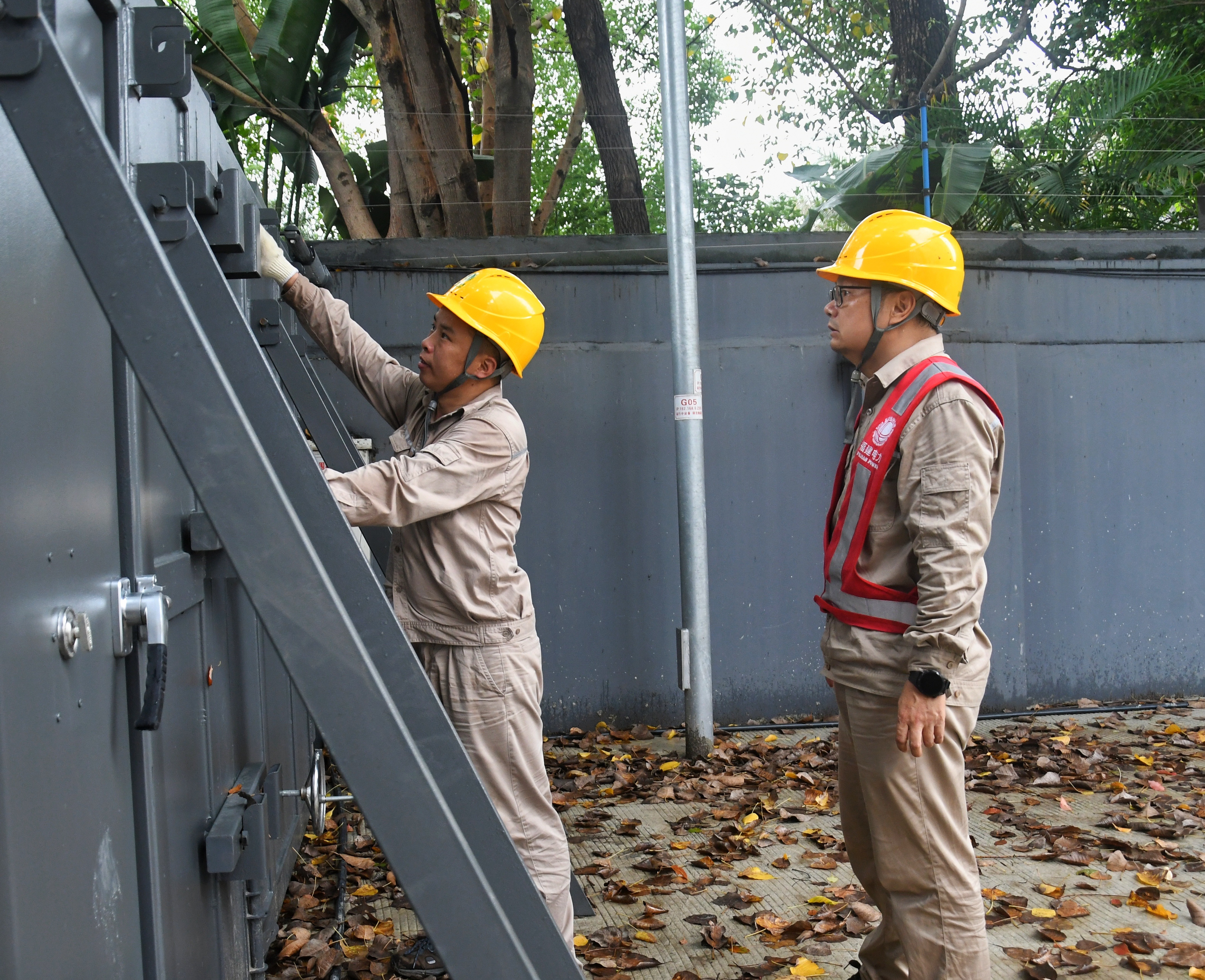 6月14日，國網福州供電公司變電運維人員林章平和林麓屏在福州市晉安區110千伏福興變電站開展防汛專項檢查工作，及時發現和消除可能出現的安全隱患，確保電網安全穩定運行。（邵淑婉）2.jpg