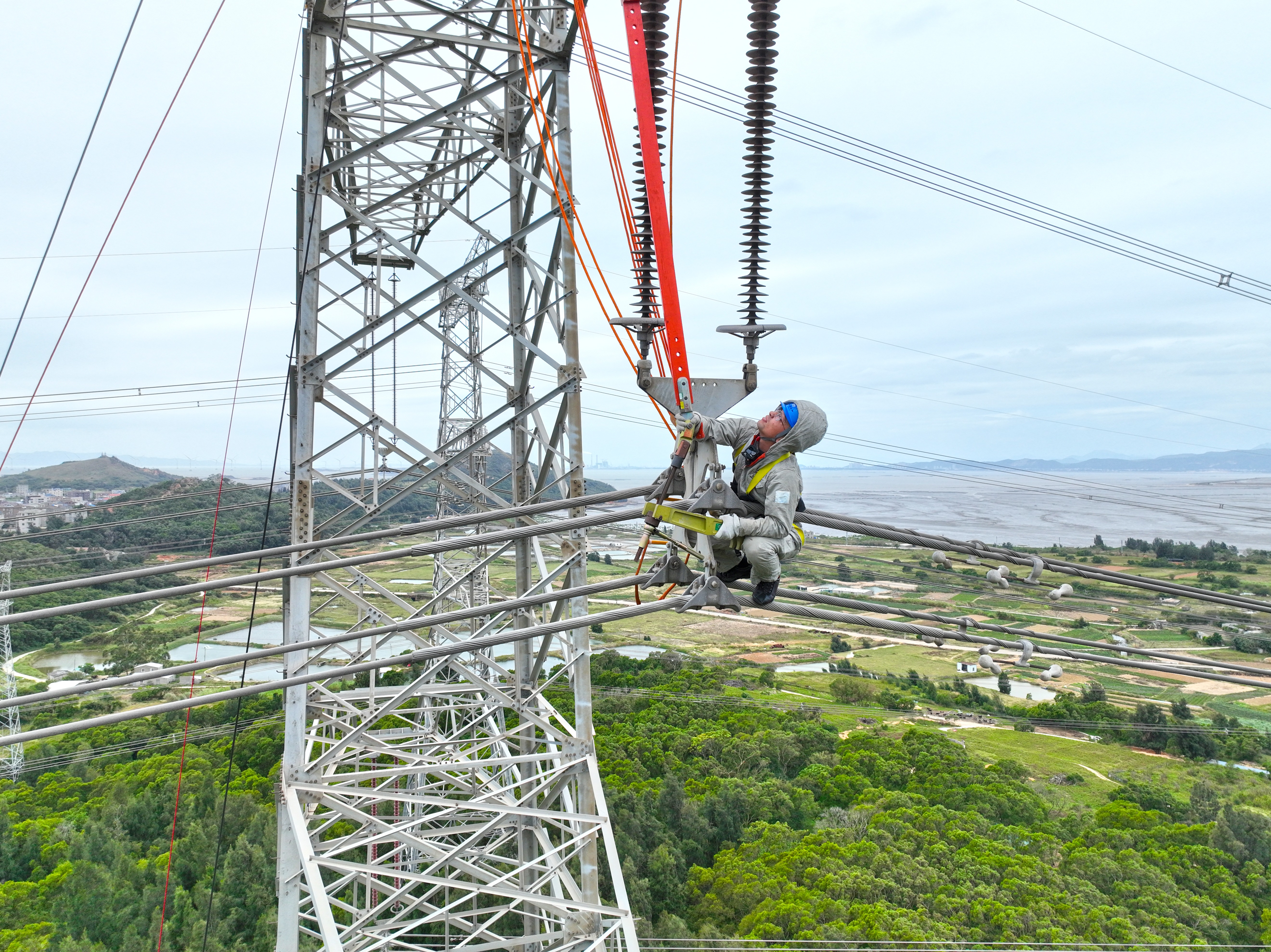 11月7日國網福州供電公司輸電帶電作業一班在福建省福清市港頭鎮玉坂村500千伏玉東Ⅱ路21號塔帶電更換絕緣子（陳德鈞）1.jpg