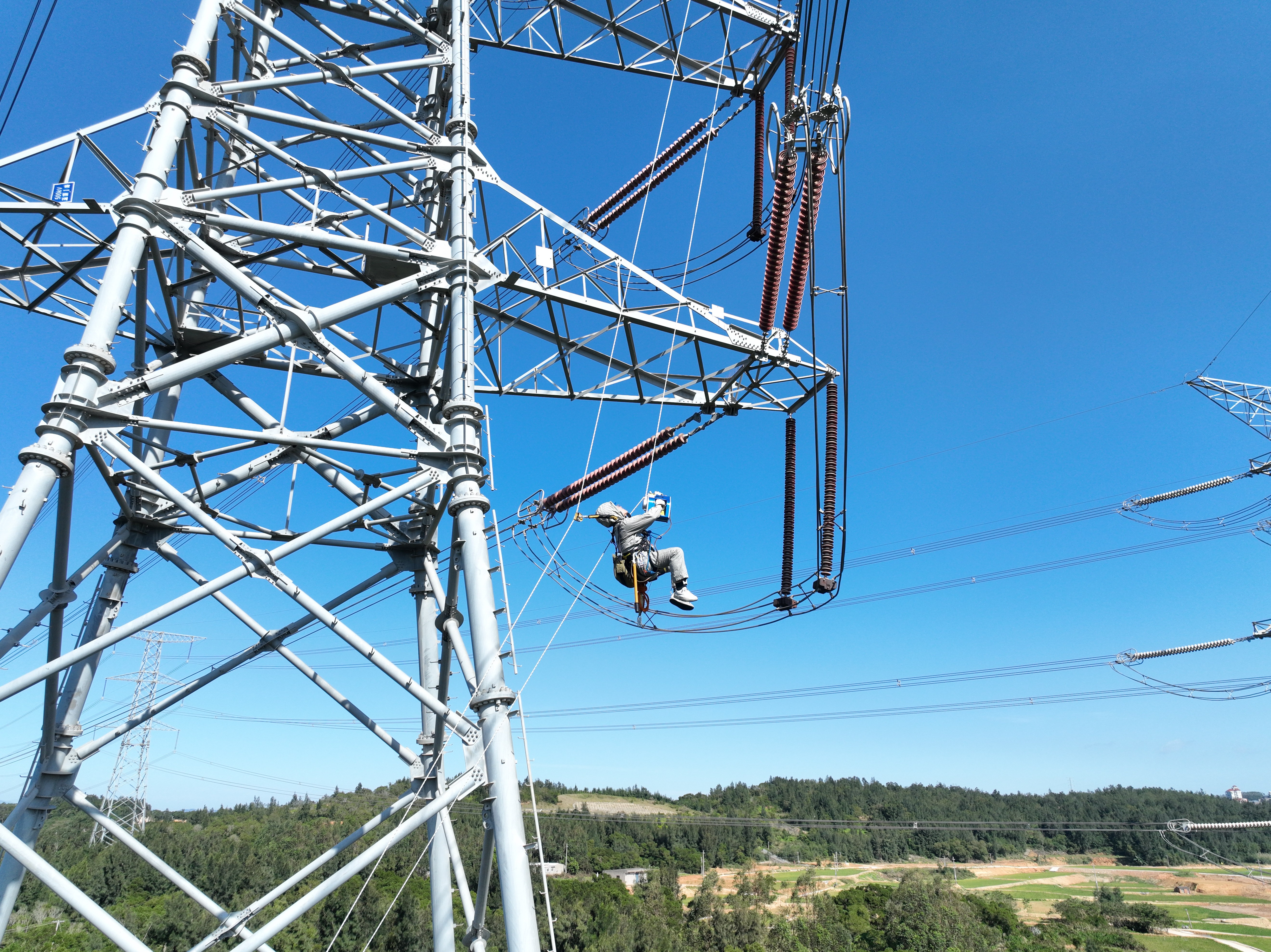 11月28日國網福州供電公司輸電帶電作業一班在福建省福清市三山鎮前莊村500千伏玉頂Ⅱ路19號塔帶電更換<span id=