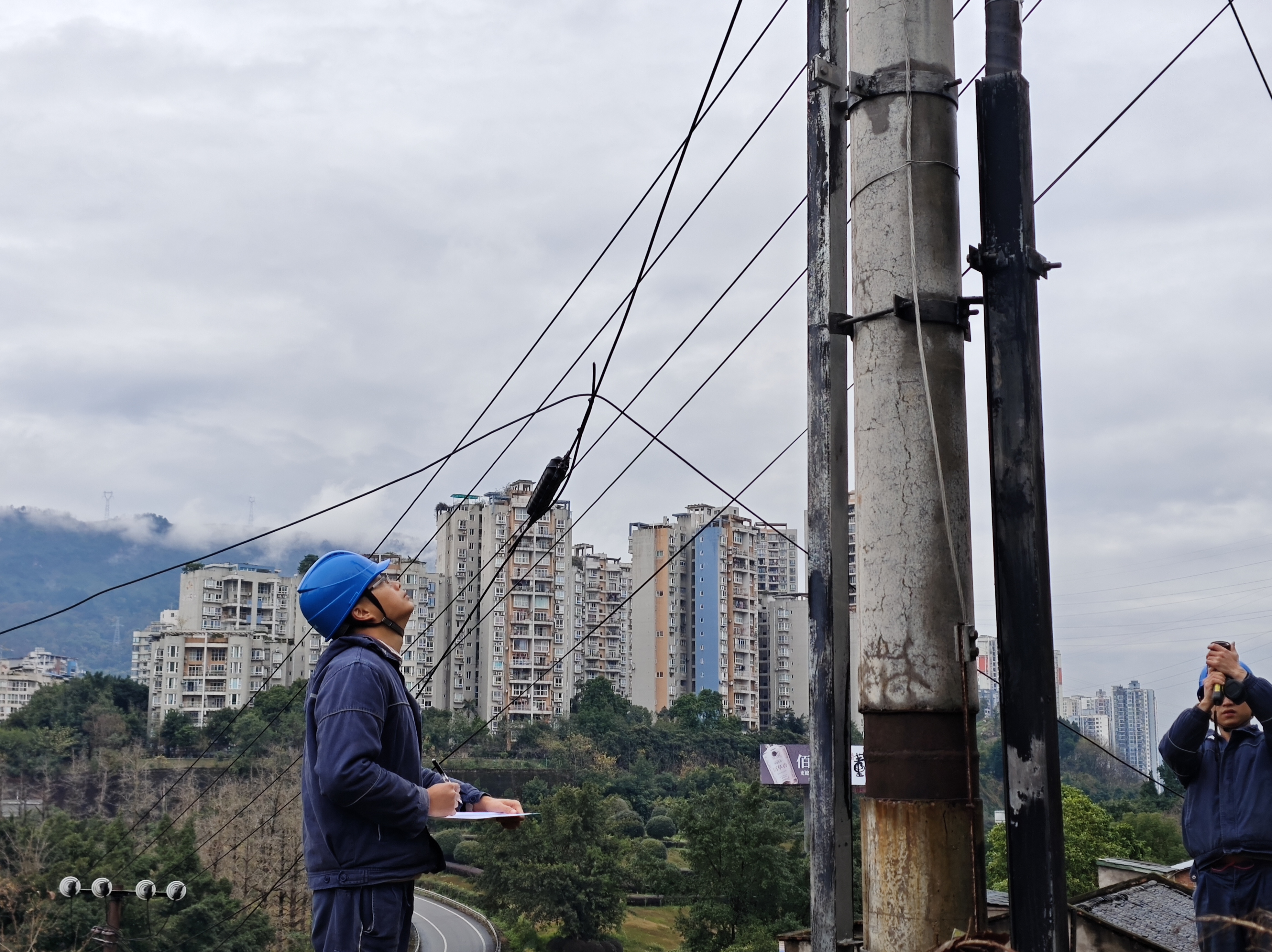2025.1.9國網綦江供電公司員工對10kV天中線開展春節前保電特巡（攝 楊瀧）.jpg