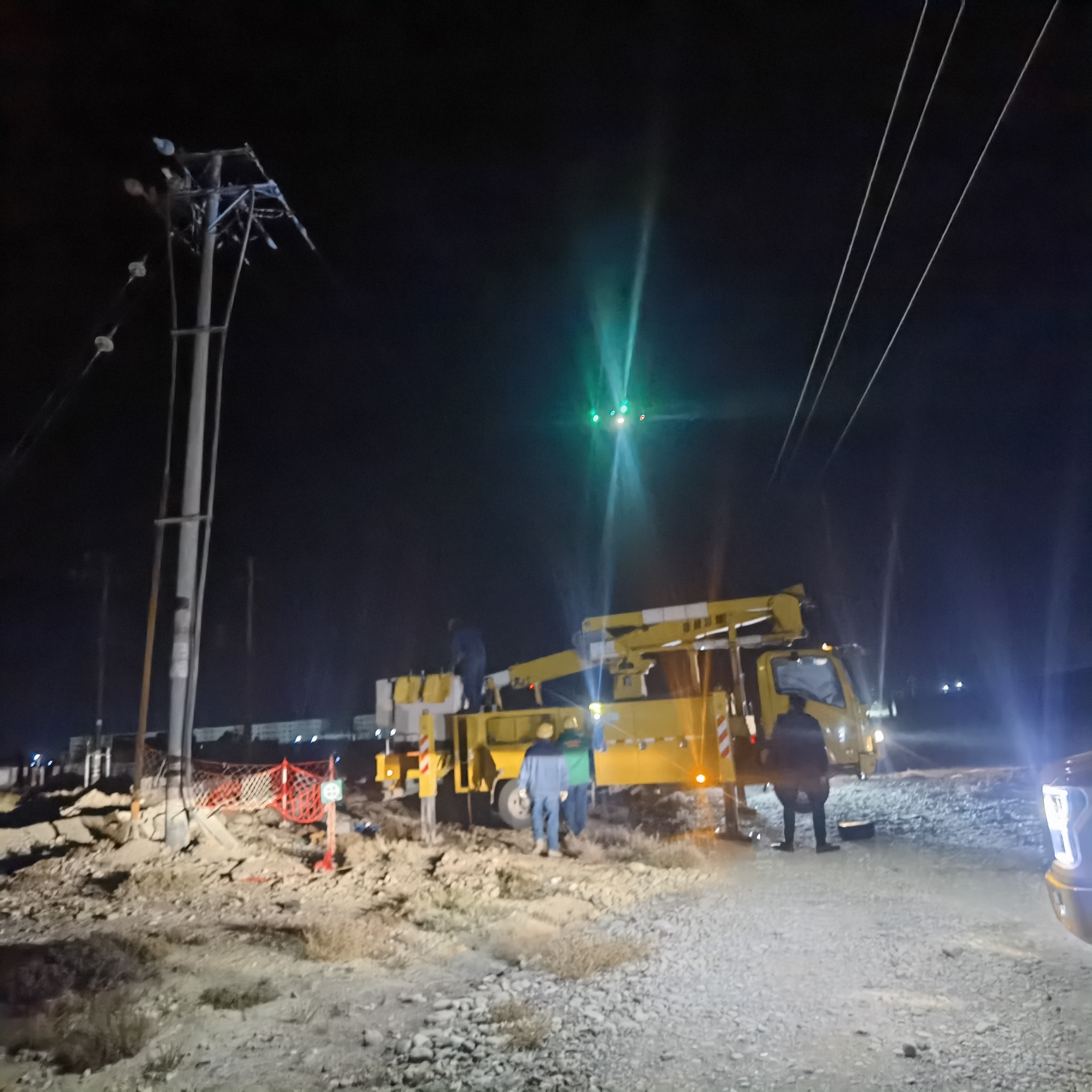 無人機照明為帶電接入發電機提供照明保障（王騫）.jpg