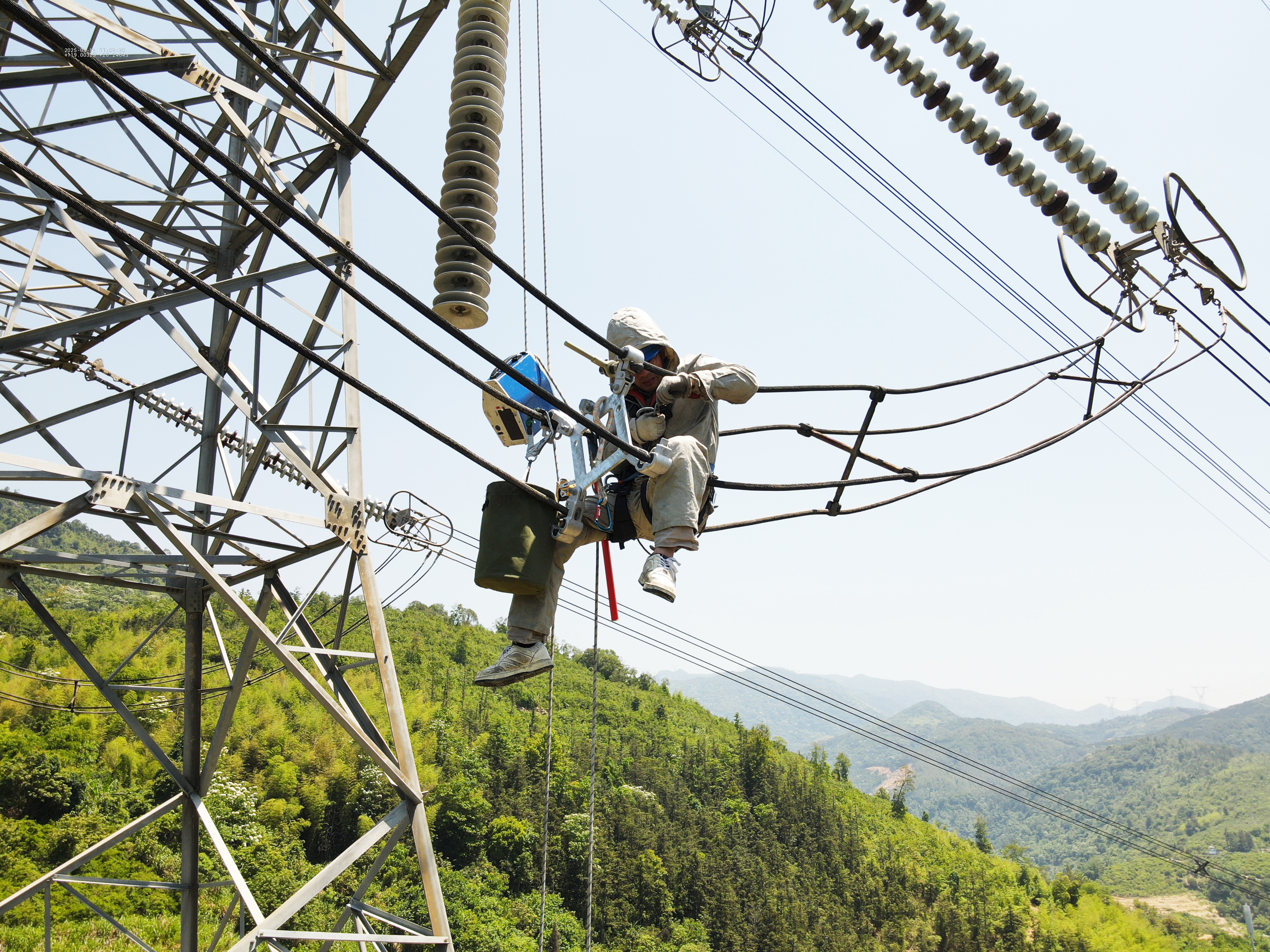 5月14日福建福州供電公司員工林信恩在福建省福州市閩侯縣白沙鎮(zhèn)大目溪村對500千伏水笠線52號塔進(jìn)行防風(fēng)偏改造（陳德鈞）2.jpg